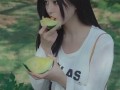 漂亮的美女吃瓜,美女邂逅甜蜜瓜香