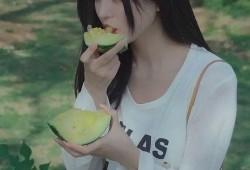 漂亮的美女吃瓜,美女邂逅甜蜜瓜香
