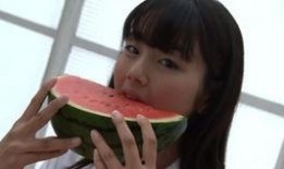 女孩低头吃瓜,低头间的甜蜜时光