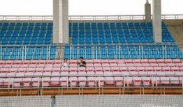 东湖学院看台吃瓜,瓜田李下，校园风云录