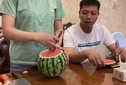 夫妻搞笑吃瓜,笑料连连揭秘家庭欢乐时光