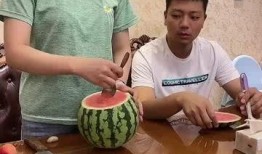 夫妻搞笑吃瓜,笑料连连揭秘家庭欢乐时光