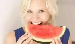 孕妇吃瓜搞笑的视频,萌态十足！