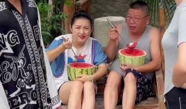 夫妻搞笑吃瓜,笑料连连揭秘家庭欢乐时光
