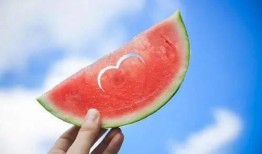 夏季清爽吃瓜照片图片,瓜果飘香——夏季清爽吃瓜瞬间