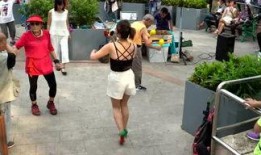 吃瓜少年拍照,吃瓜少年镜头下的趣味瞬间