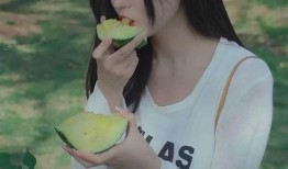 漂亮的美女吃瓜,美女邂逅甜蜜瓜香