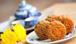 吃月饼点瓜灯,品月饼赏瓜灯，共度团圆时光