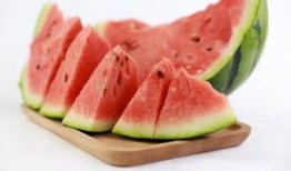 夏天吃瓜照片人,一张照片里的清凉时光