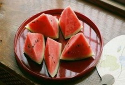 食品级勺子吃瓜,尽享夏日清凉瓜果时光