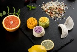 吃月饼点瓜灯,品月饼赏瓜灯，共度团圆时光