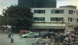 民警蹲路边吃瓜,日常生活中的温馨一幕