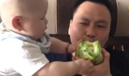 小孩看见父亲吃瓜,父亲吃瓜的温馨瞬间