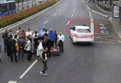 吃瓜群众看到车祸