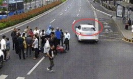 吃瓜群众看到车祸