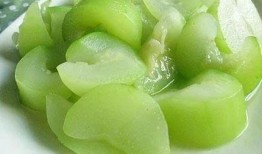 小狗吃蒲瓜,小狗的蒲瓜美食之旅