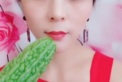 女孩吃凉瓜,女孩的凉瓜美食之旅